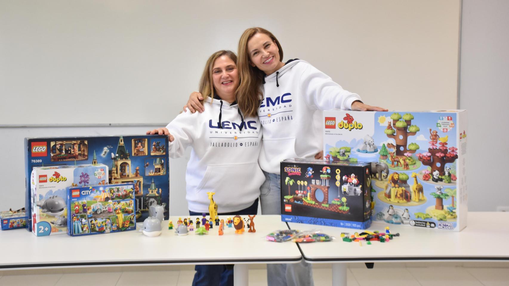 Las coordinadoras del programa, Pilar González y Sonia Garrote, con las piezas de Lego® utilizadas durante el desarrollo del BIP en la Universidad Europea Miguel de Cervantes