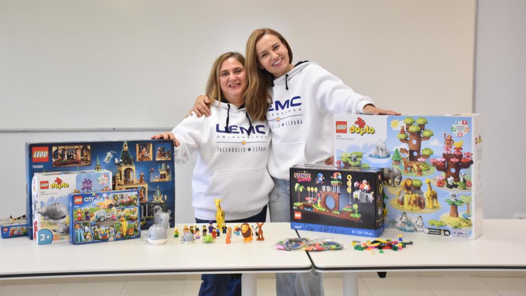 Las coordinadoras del programa, Pilar González y Sonia Garrote, con las piezas de Lego® utilizadas durante el desarrollo del BIP en la Universidad Europea Miguel de Cervantes