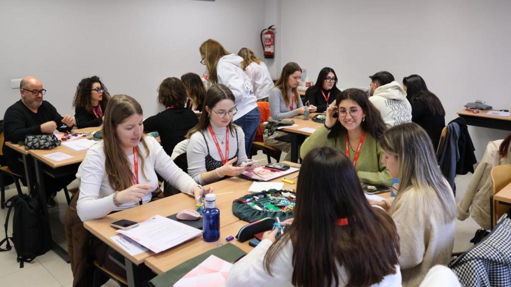 Un grupo de estudiantes durante uno de los talleres del programa