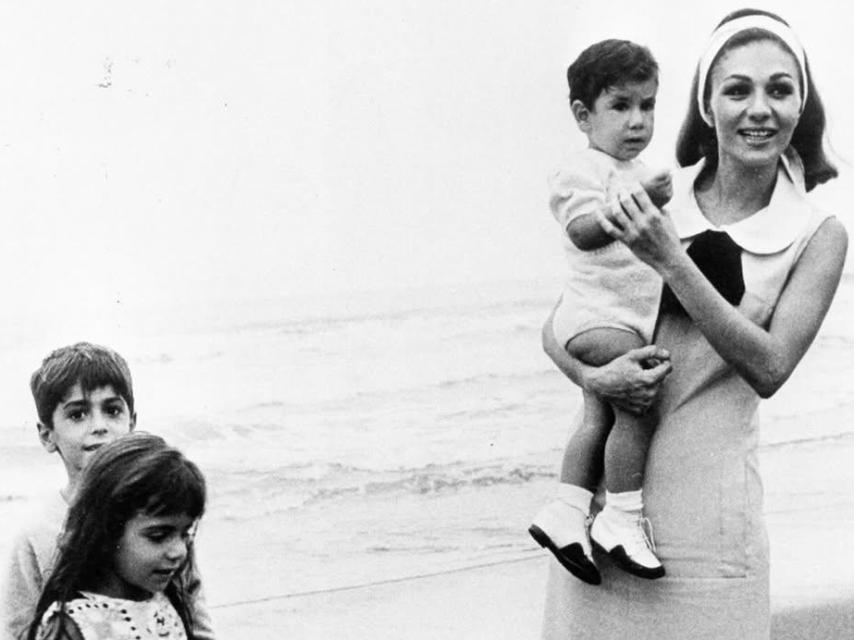 Farah Diba, en una imagen de las redes sociales, con tres de los cuatro hijos que tuvo con el Sha de Persia.