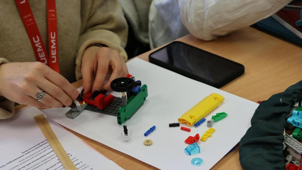 Una estudiante trabaja con las piezas durante el programa, en la Universidad Europea Miguel de Cervantes