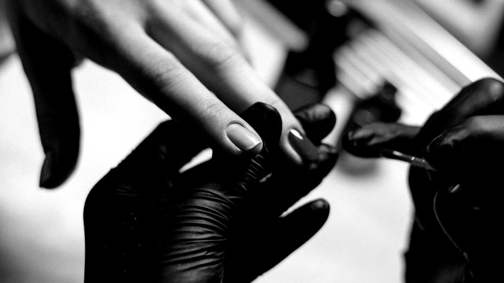 Una chica que se está arreglando las uñas