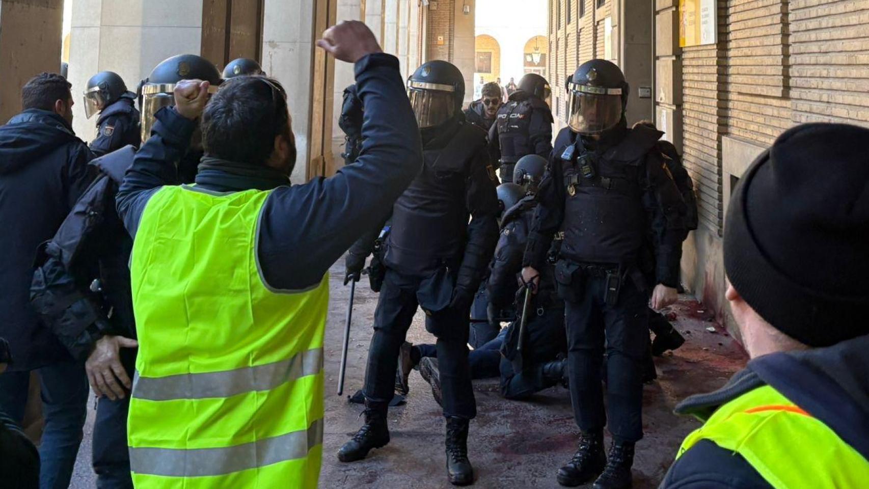 Los manifestantes, frente a la Delegación del Gobierno.
