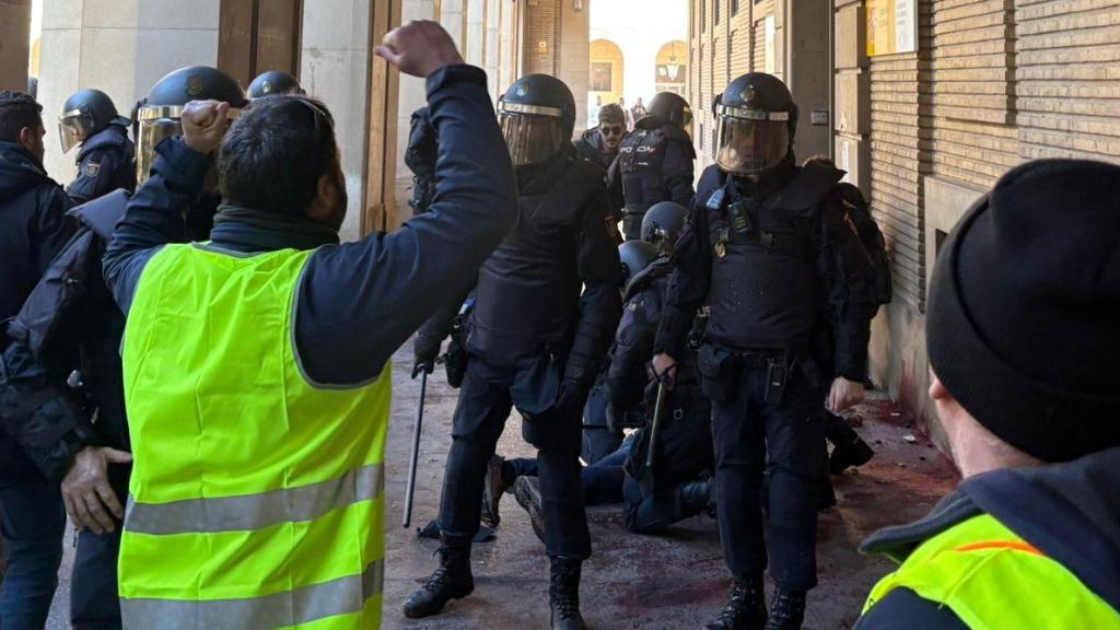 Los manifestantes, frente a la Delegación del Gobierno.