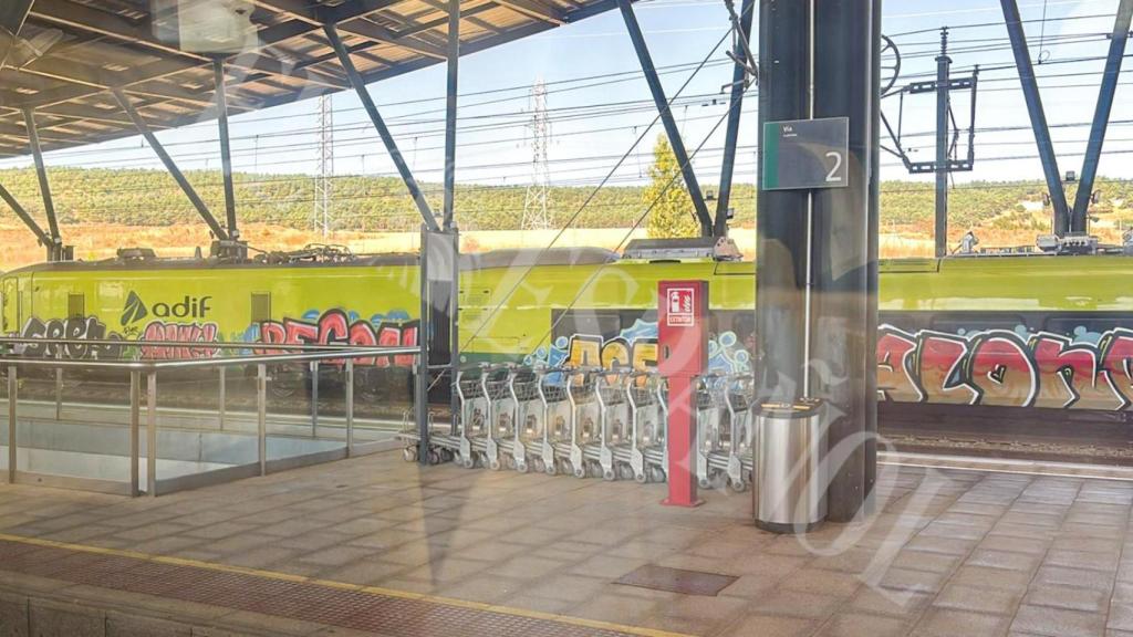 El tren auscultador Talgo 106, que costó 47 millones de euros, parado y vandalizado esta mañana en la Estación de Burgos.