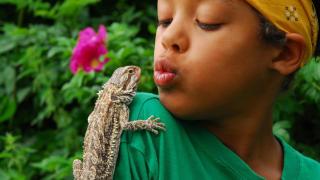 Un niño con un lagarto.