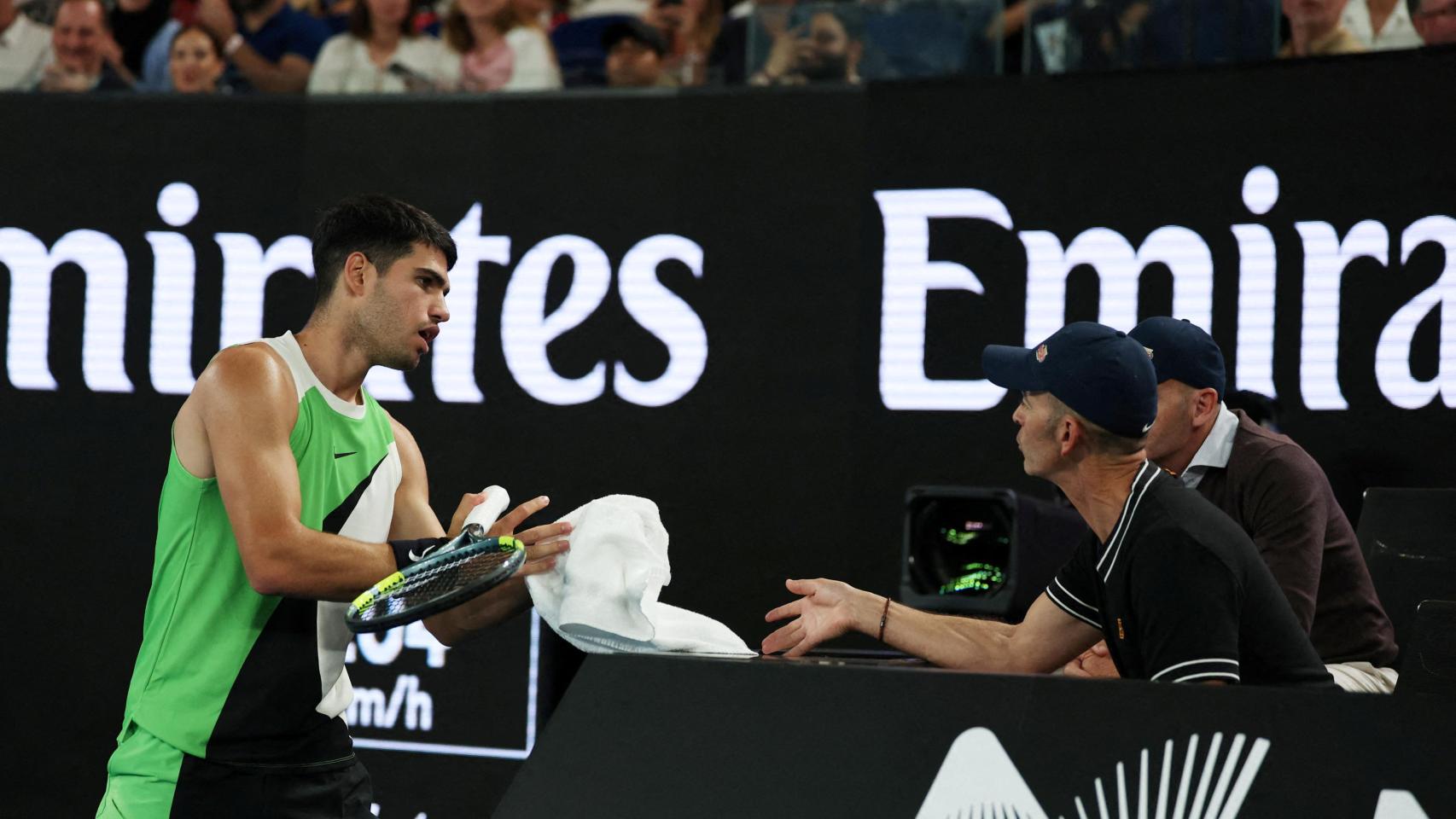 Carlos Alcaraz hablando con Samuel López, su entrenador, durante un partido del Open de Australia 2026