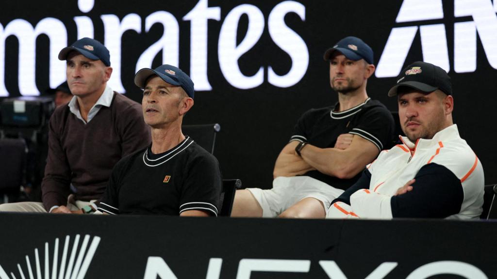 Samuel López y Álvaro Alcaraz, al frente, en el banquillo de Carlos Alcaraz en el Open de Australia