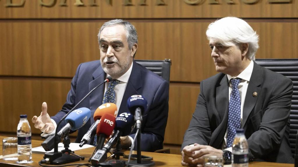 El presidente del Consejo General de la Abogacía Española, Salvador González (d), y el decano del Colegio de Santa Cruz de Tenerife, José Manuel Niederleytner (i).