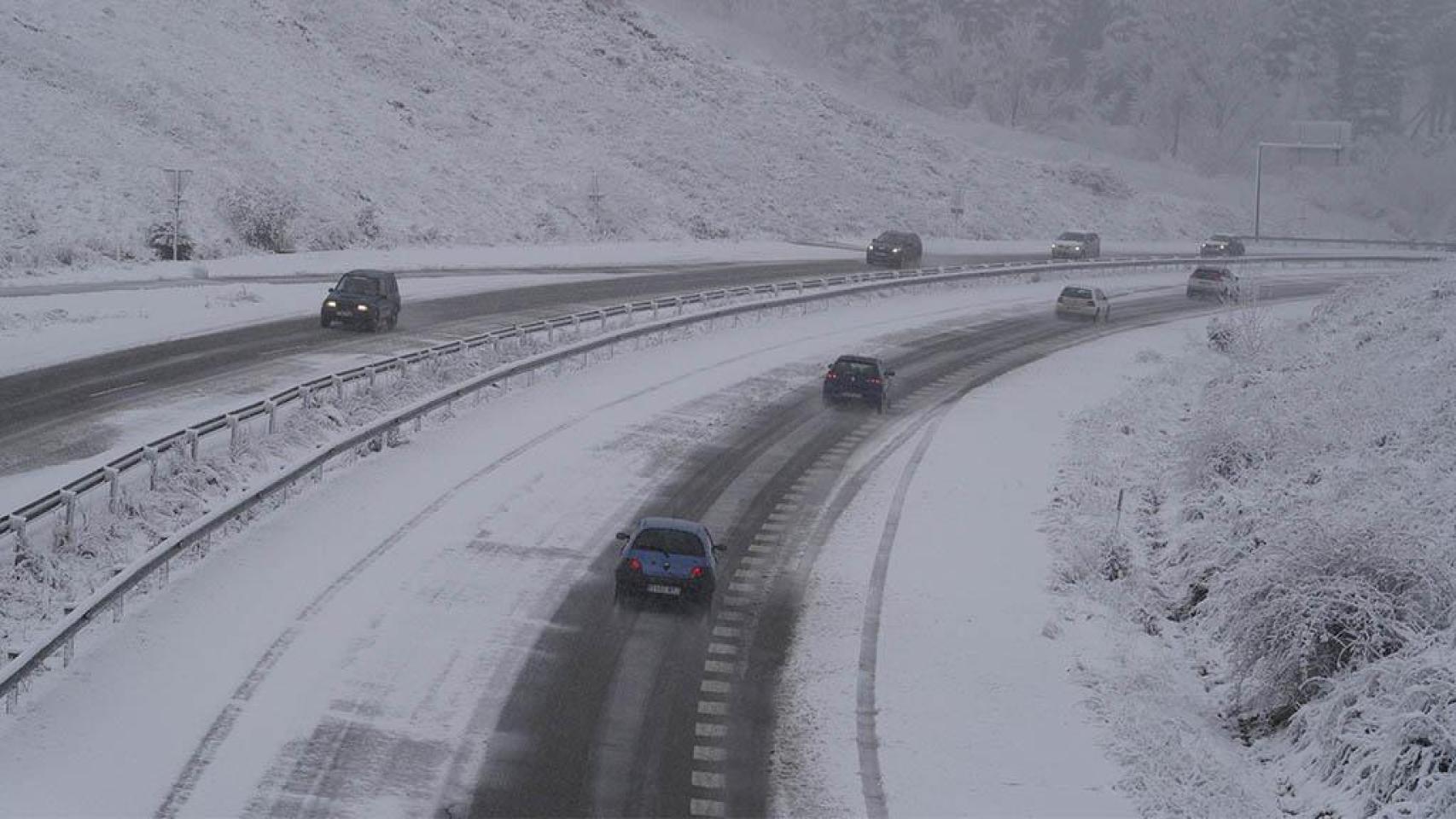 La CL-631 entre Ponferrada y Villablino afectada por la nieve, en la provincia de León.