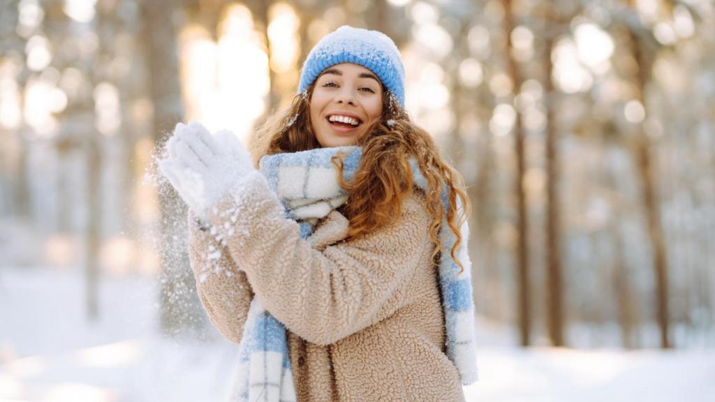 Una mujer disfruta en la nieve