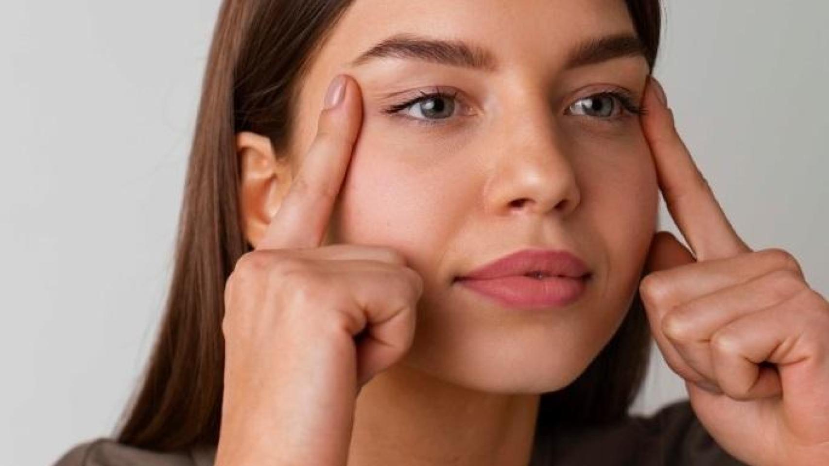 Tips para aplicar el contorno de ojos de manera correcta para potenciar su eficacia.