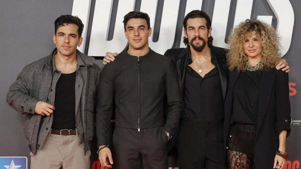 Christian, Óscar, Mario y Sheila Casas en la premiere de 'Ídolos'.