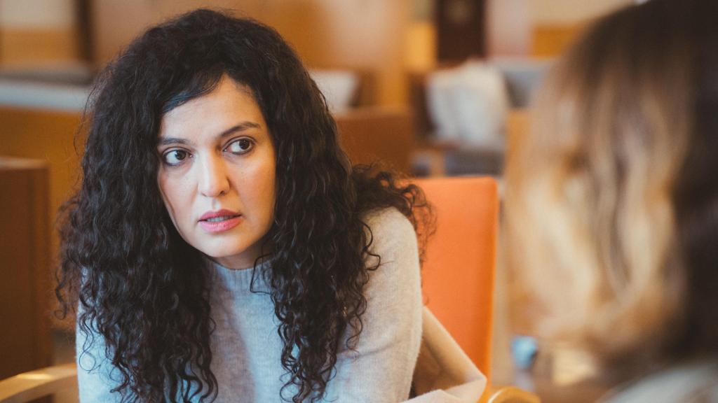 La escritora, inmersa en la conversación.