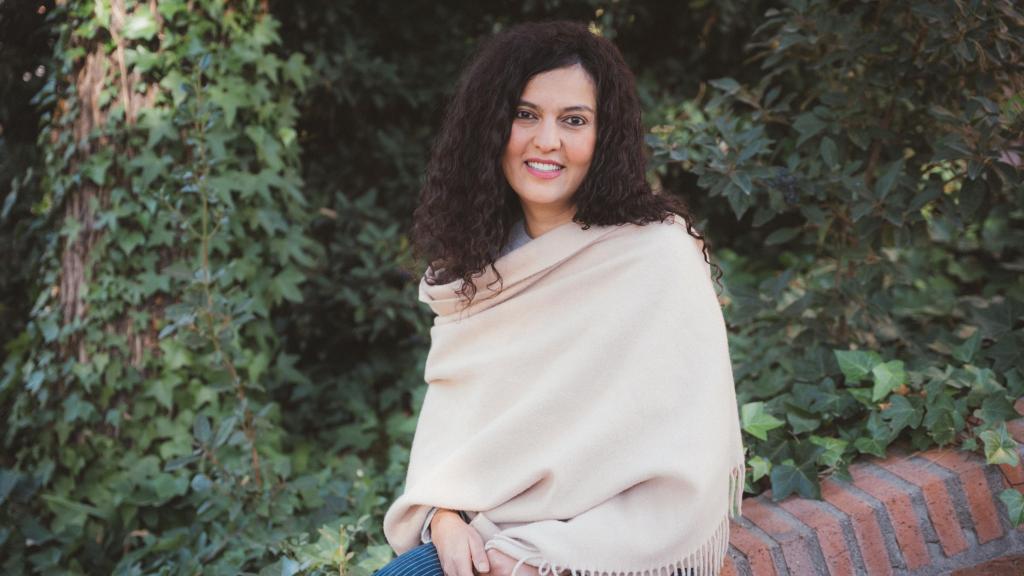 La autora vive en París desde que el régimen iraní incrementara el control a activistas, escritores y artistas tras las protestas a raíz del asesinato de Mahsa Amini.