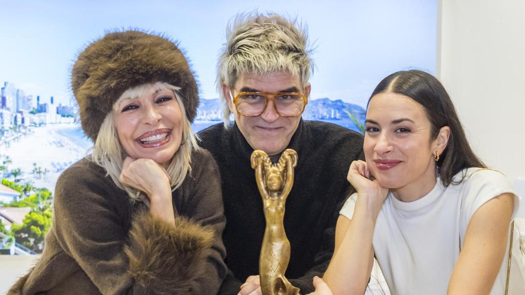 Nebulossa y Blanca Paloma, con el nuevo trofeo del Benidorm Fest.
