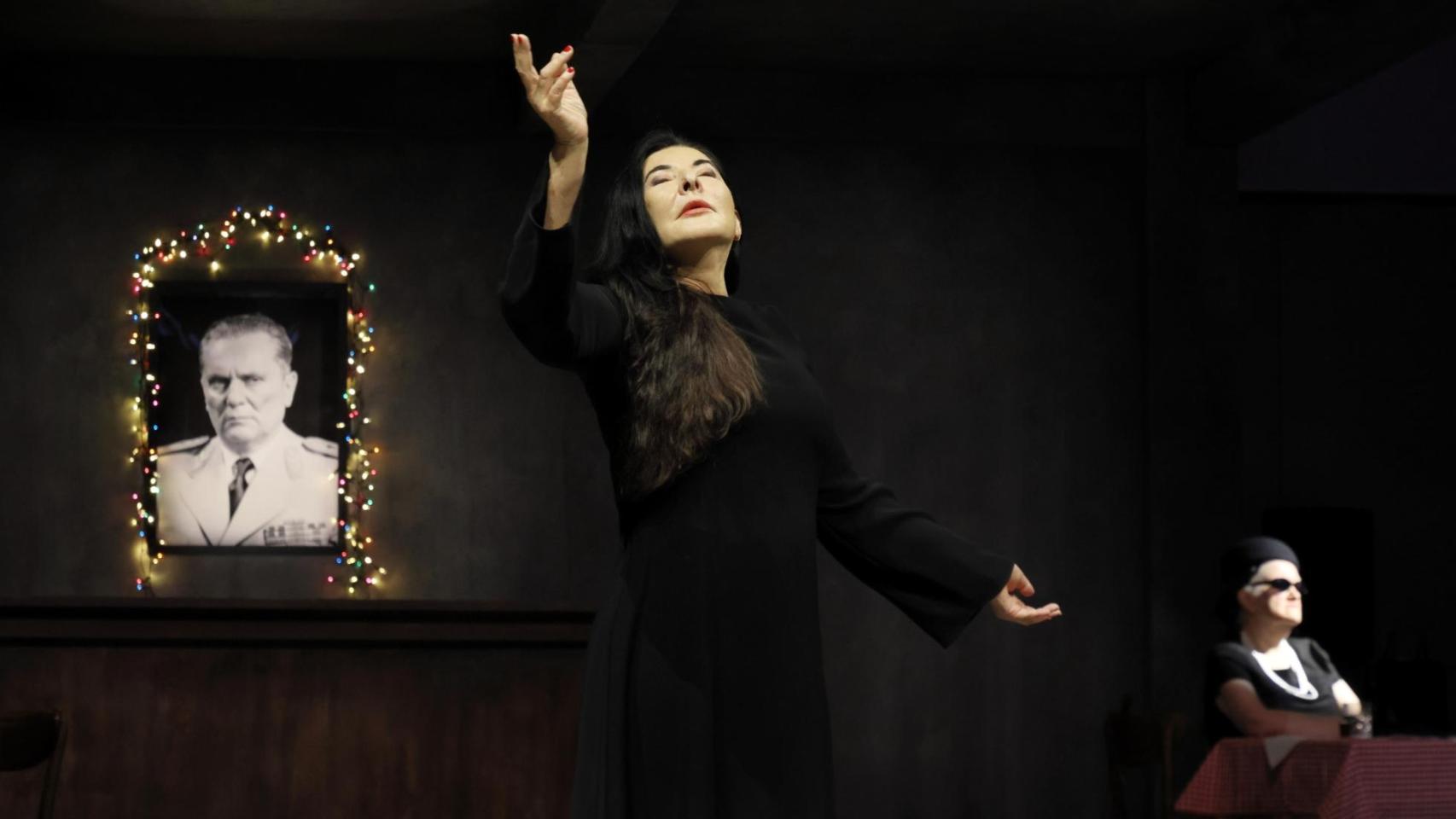 Marina Abramovic y Kath Fitzgibbon en 'Balkan Erotic Epic', con retrato del dictador Tito al fondo. Foto: Maro Anelli