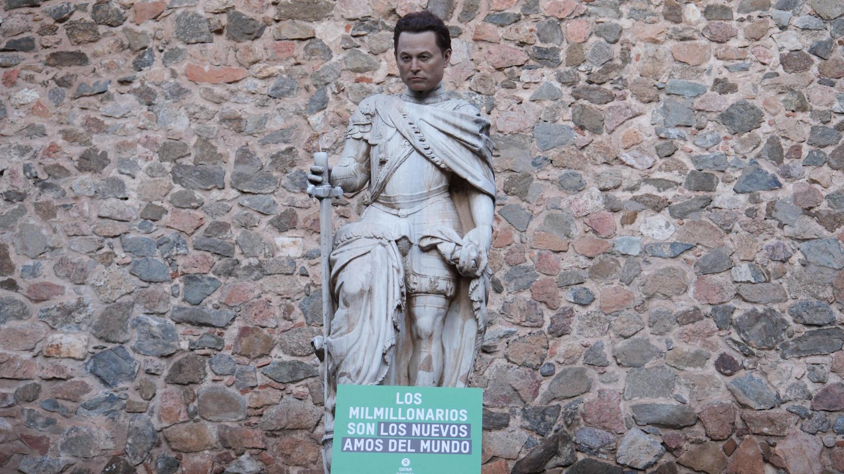 Estatua de Carlos V con la máscara de Elon Musk.
