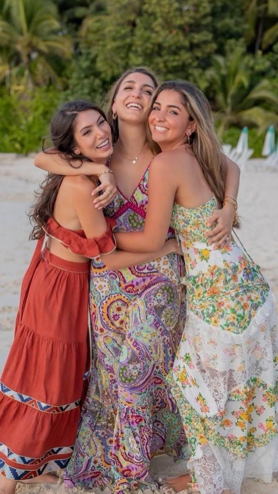 Reza Pahlaví es padre de tres hijas: las princesas Noor, Iman y Farah Pahlaví.