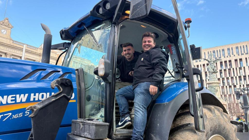 Emilio Mené sobre su tractor este viernes en Zaragoza