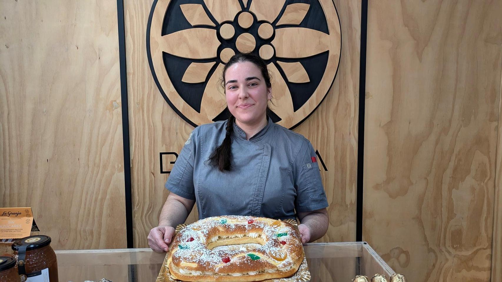 Ixeia Turón con uno de sus roscones que elabora en su pastelería Edelweiss