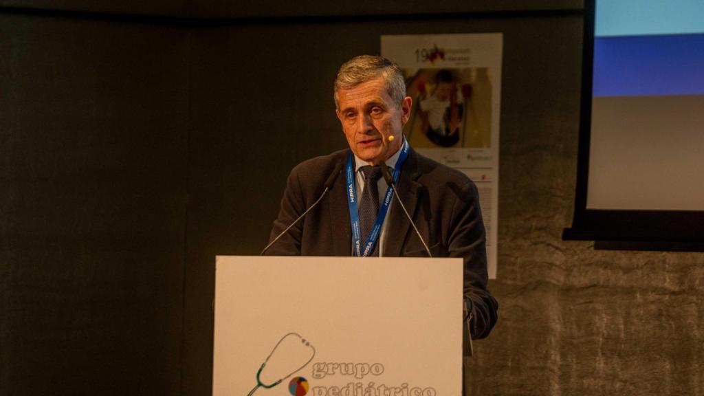 El doctor Manuel Baca en su presentación.