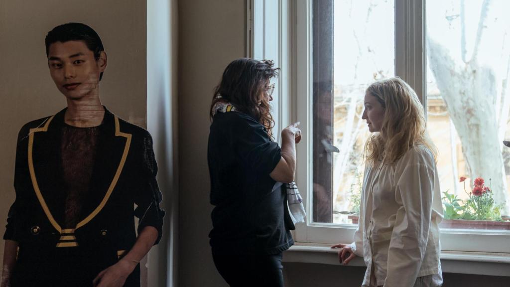 Isabel Coixet le da instrucciones a Alba Rohrwacher durante el rodaje de la película