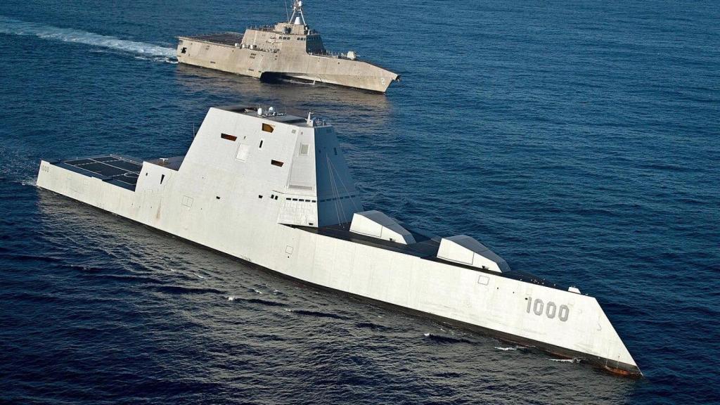 El destructor USS Zumwalt navegando junto al buque de combate litoral USS Independence