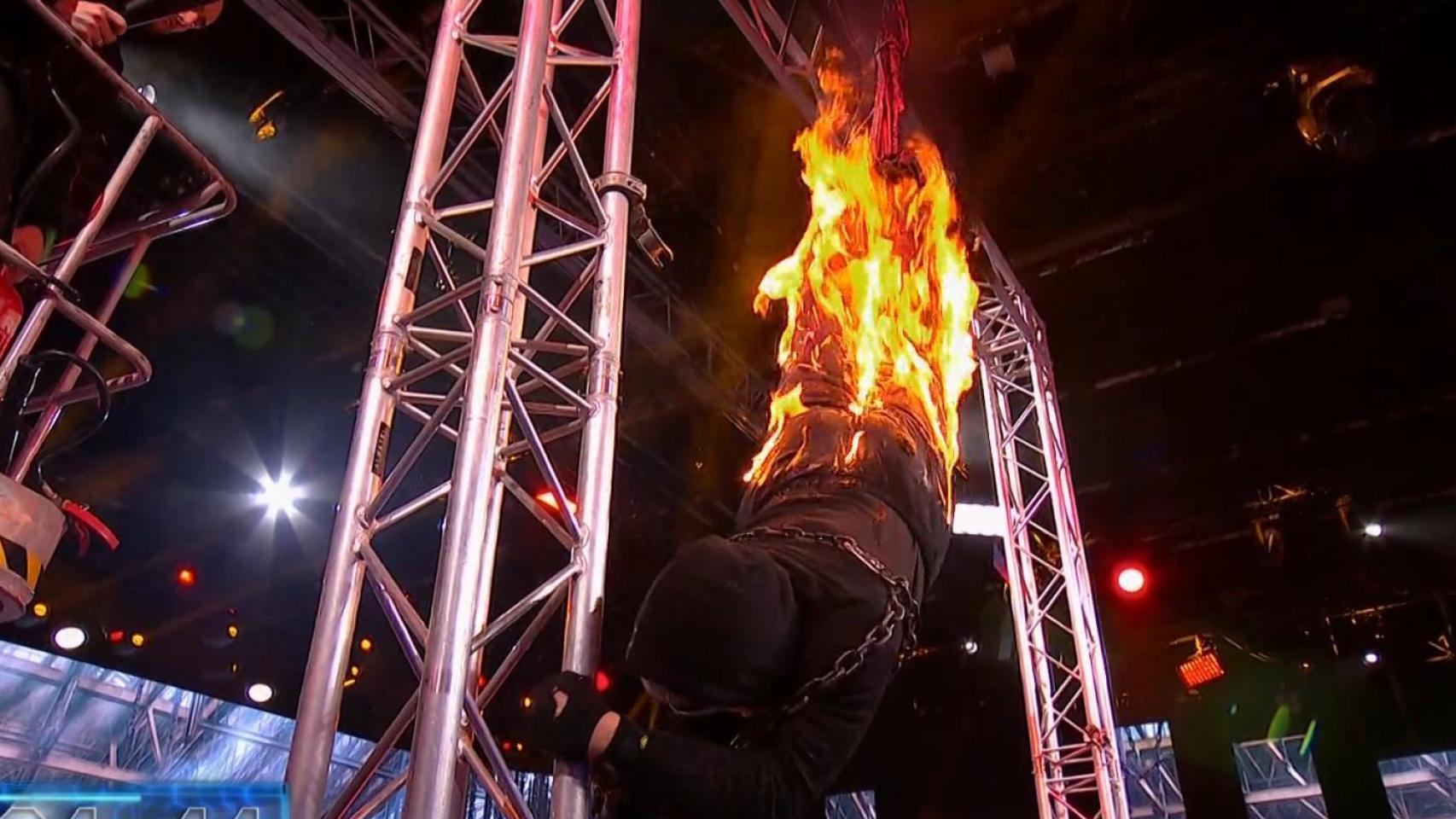 José Yélamo realiza la prueba de quemarse a lo bonzo en 'El Desafío'.