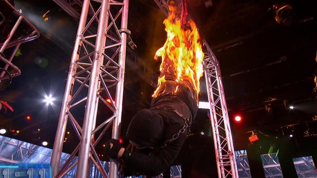 José Yélamo realiza la prueba de quemarse a lo bonzo en 'El Desafío'.