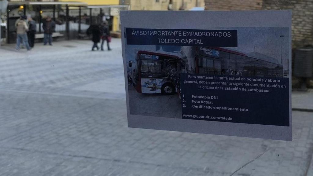 Cartel informativo colgado en un autobús del servicio de transporte urbano de Toledo capital.