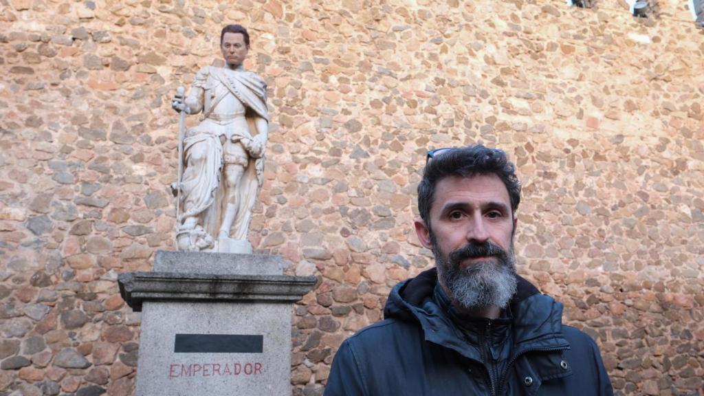 Eugenio Merino junto a la estatua de Carlos V.