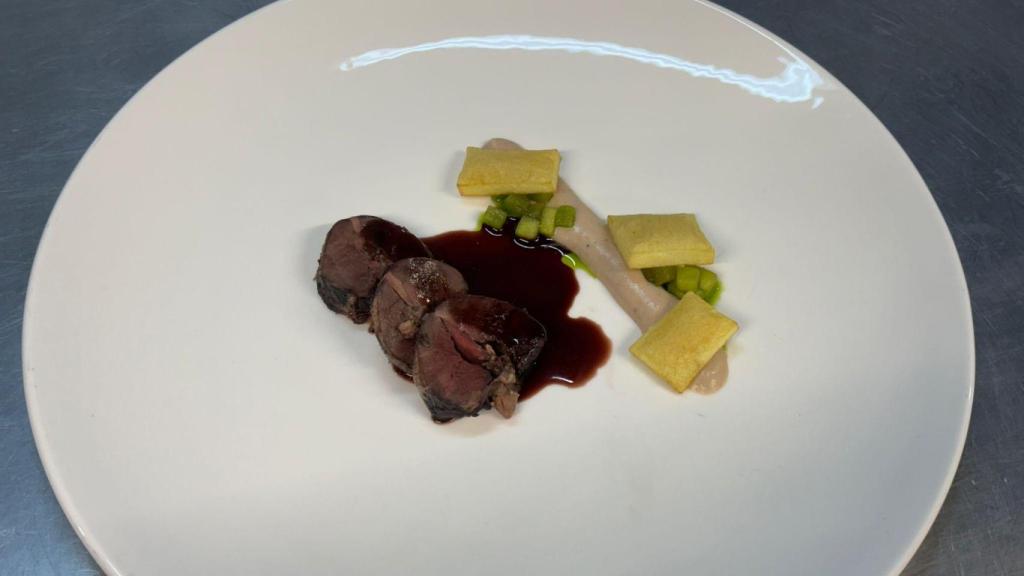 Codorniz rellena, acompañada de puré de castaña y patata soufflé