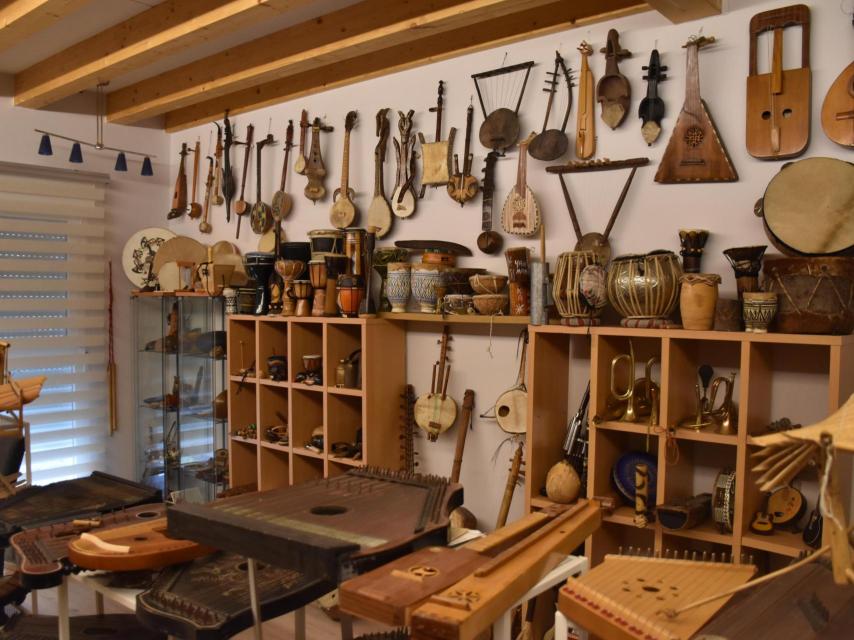 Parte de la colección de instrumentos tradicionales de Luis Antonio González