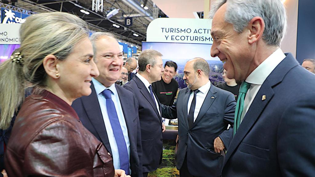 Javier López Martín departiendo con los ministros Milagros Tolón y Jordi Hereu con Emiliano García-Page y Pablo Bellido en el fondo.