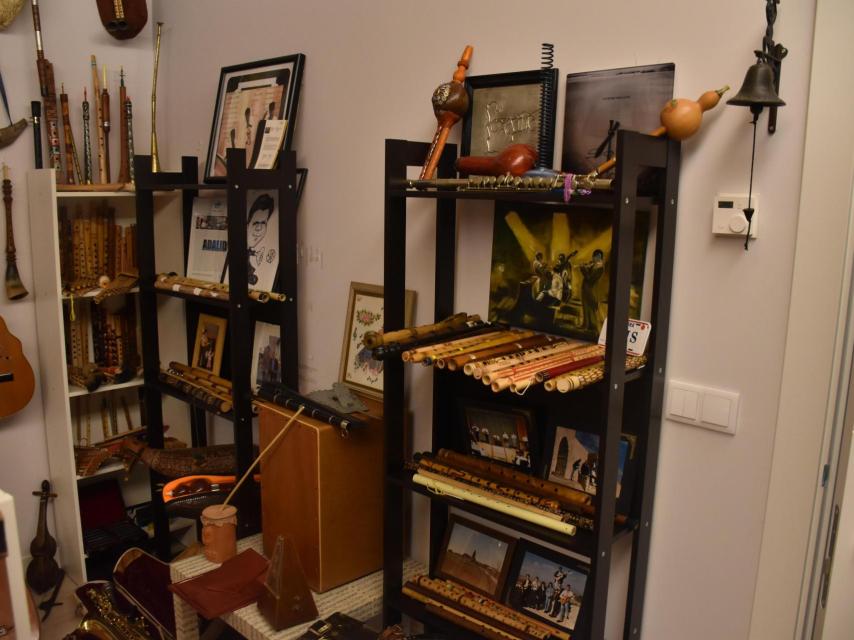 Luis Antonio ha visitado 56 países en todo el mundo, en los que ha comprado al menos un instrumento tradicional en la gran mayoría de ellos