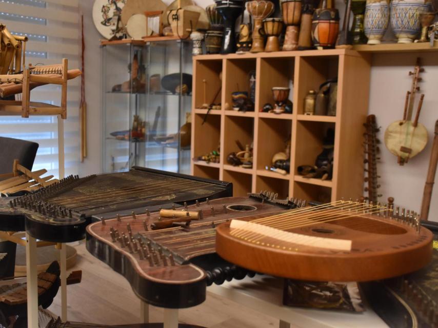 Una cítara que compró en Praga es uno de los instrumentos que con más cariño guarda el vallisoletano