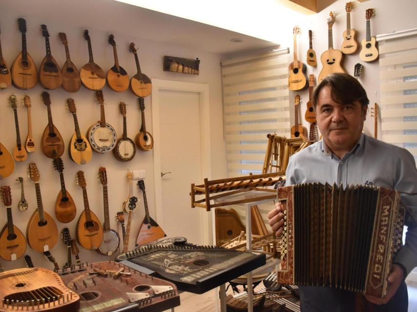 Luis Antonio lleva más de 40 años coleccionando instrumentos musicales