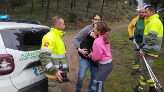 Ana cogiendo en sus brazos a Boro, recién rescatado.