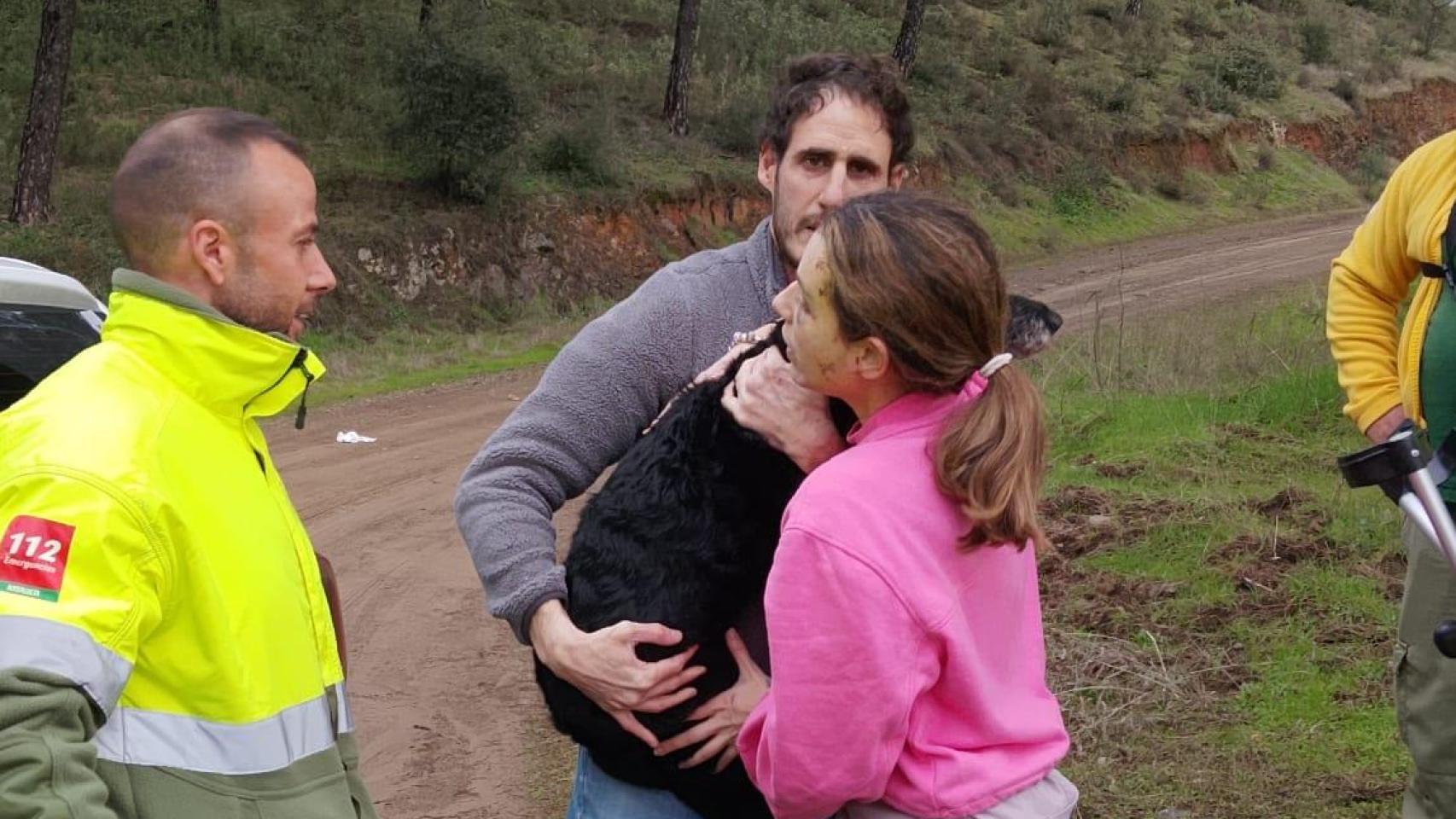 Ana cogiendo en sus brazos a Boro, recién rescatado.