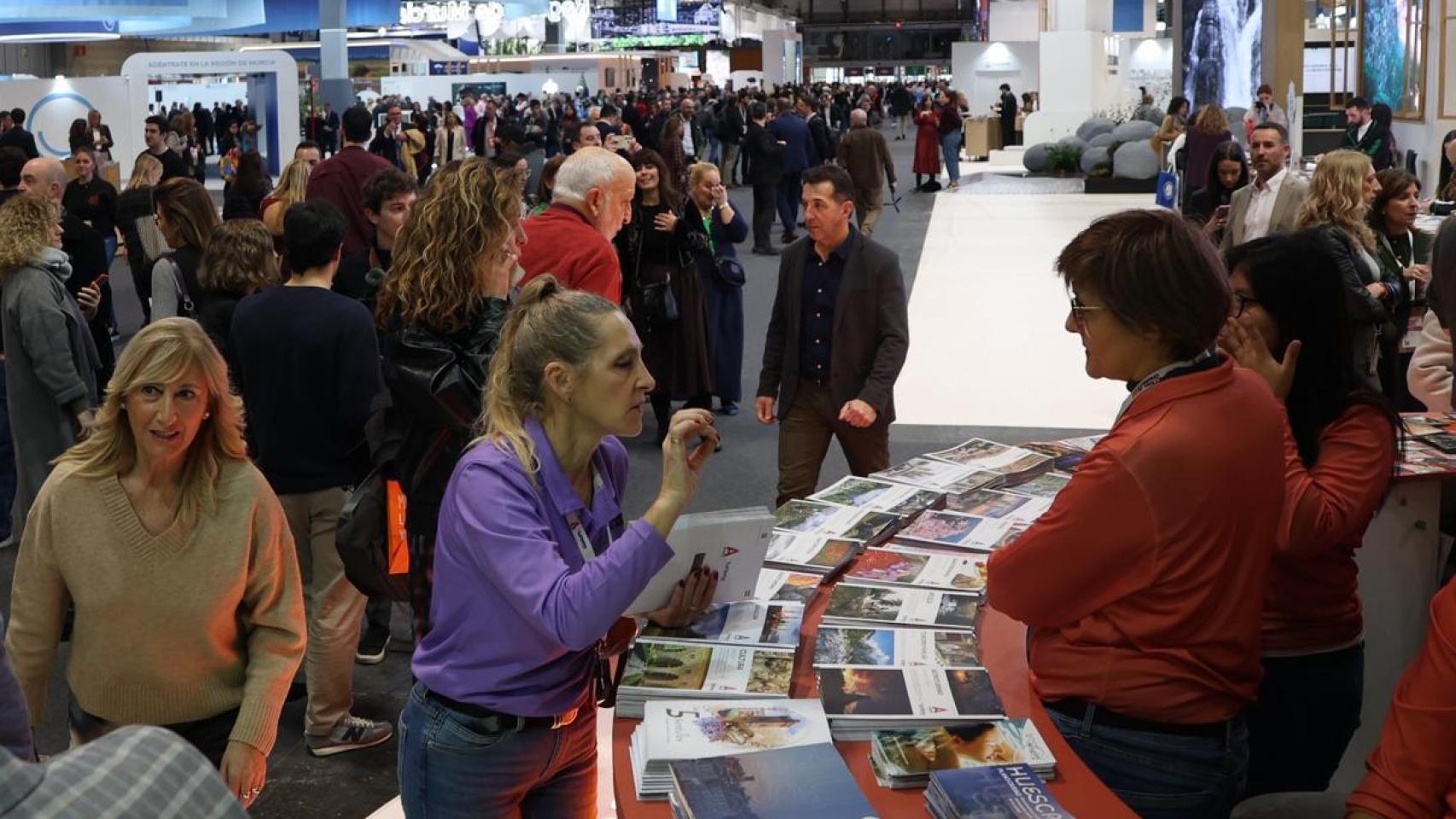 Gente en el stand de Fitur este viernes.