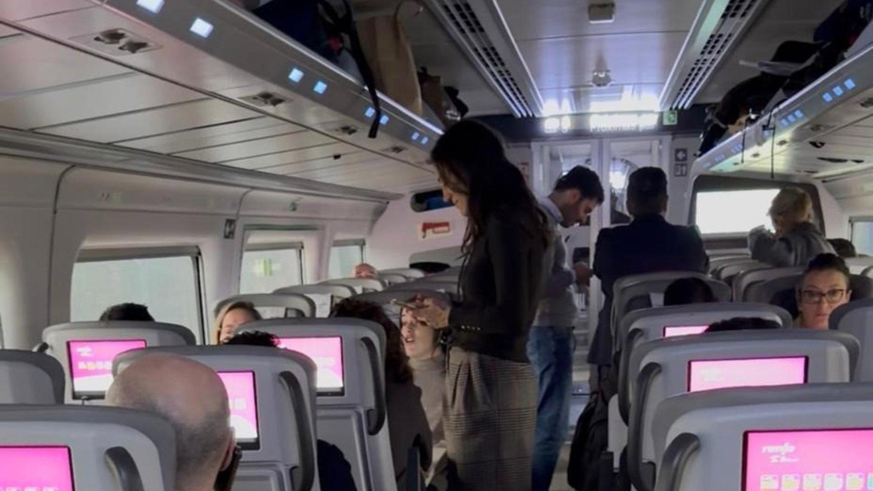 Imagen de uno de los trenes detenidos por el temporal