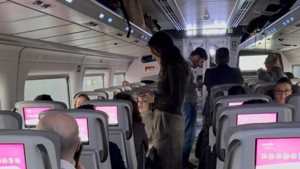 Imagen de uno de los trenes detenidos por el temporal