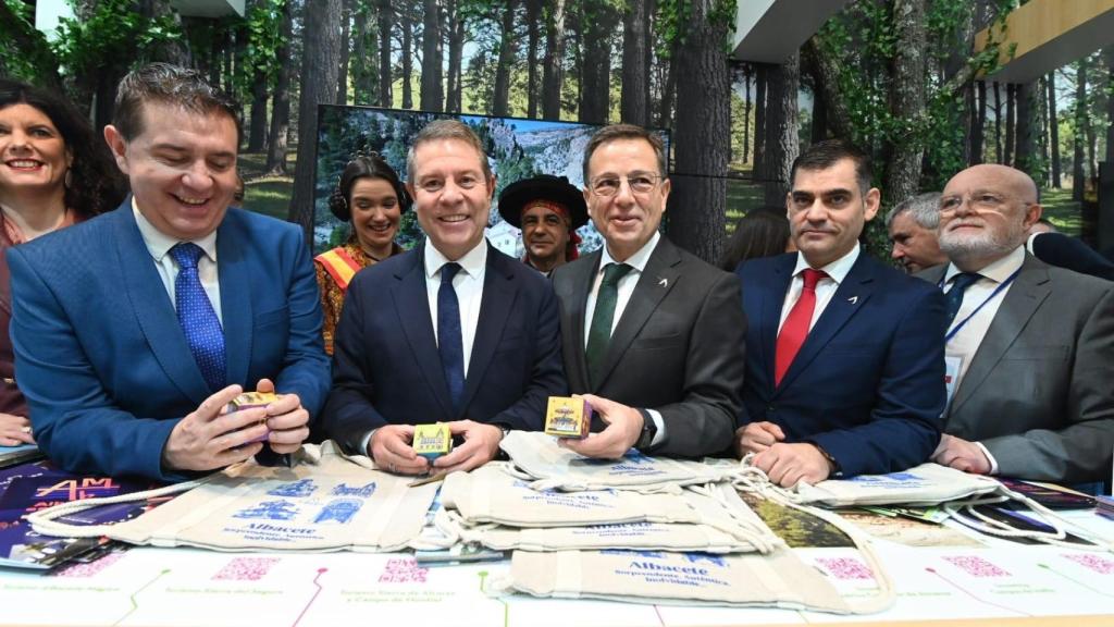 Manuel Serrano junto a Emiliano García-Page y Santiago Cabañero en Fitur.