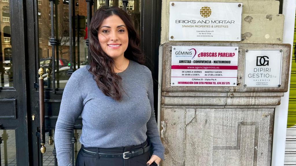 La directora de Géminis en la puerta de su oficina en Valencia. EE