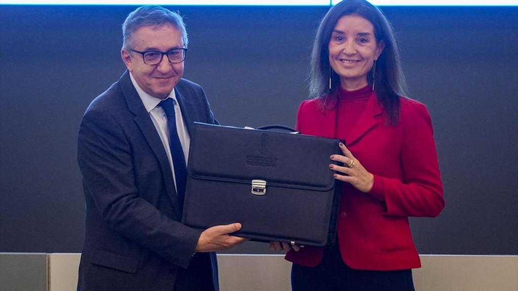 El actual conseller de Hacienda, José Antonio Rovira, y su antecesora en el cargo, Ruth Merino. Jorge Gil / EP
