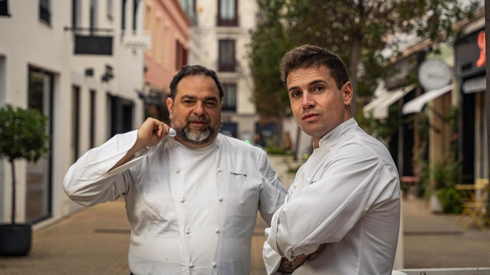 Emiliano Celli (al fondo) y Javier Cobo (primer plano), chef corporativo y chef ejecutivo, en el callejón de Jorge Juan de Madrid.