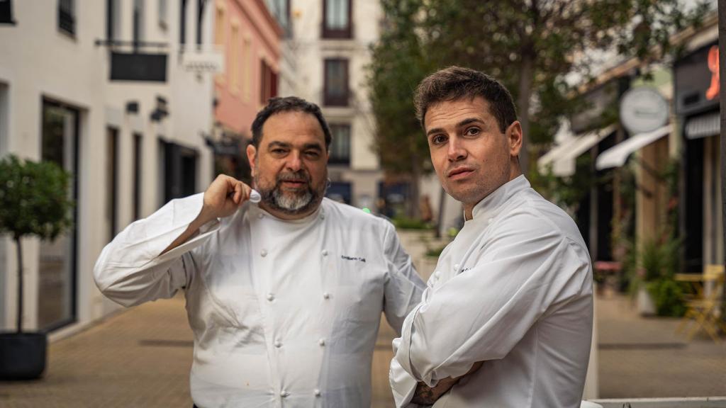 Emiliano Celli (al fondo) y Javier Cobo (primer plano), chef corporativo y chef ejecutivo, en el callejón de Jorge Juan de Madrid.