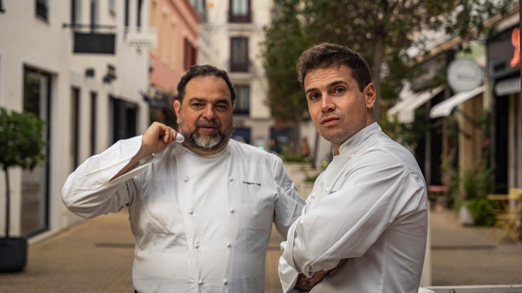 Emiliano Celli (al fondo) y Javier Cobo (primer plano), chef corporativo y chef ejecutivo, en el callejón de Jorge Juan de Madrid.