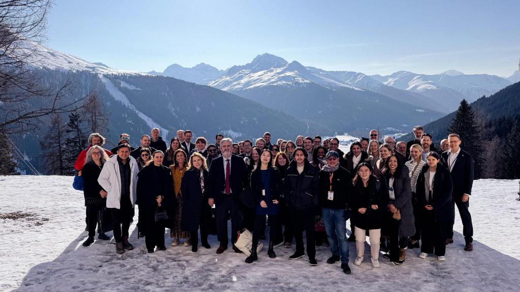 En la primera fila y la tercera por la izquierda, Nieves Segovia, en Davos.